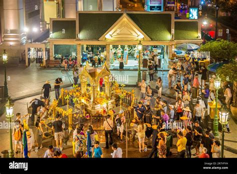 Erawan Shrine: Golden Majesty and Dance Performances in Bangkok!