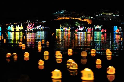 The Jinju Namgang Lantern Festival: A Dazzling Spectacle Illuminating History and Art!