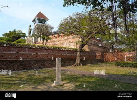 Ambon's Fort Victoria! A Historic Dutch Stronghold Overlooking Lush Tropical Landscapes