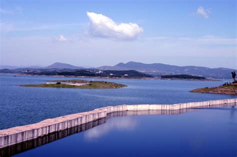 Danjiangkou Reservoir: A Breathtaking Oasis and Engineering Marvel for Nature Lovers!