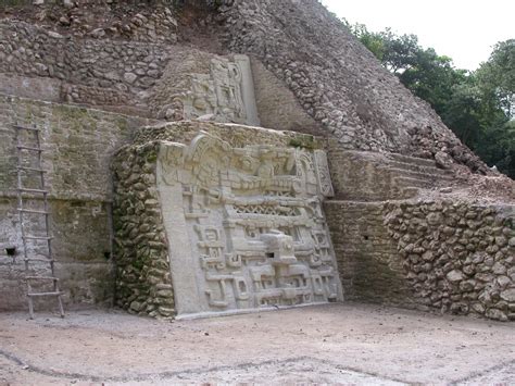 El Caracol at Uxmal: A Spiraling Journey Through Mayan History and Architectural Brilliance!