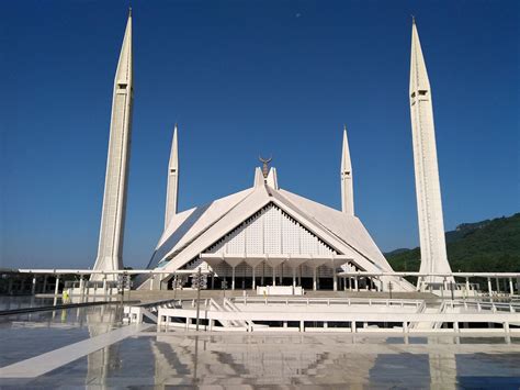 Faisal Mosque: A Majestic Monument Embracing Celestial Beauty and Architectural Brilliance!