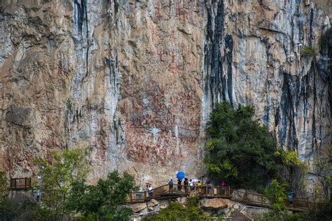 Huashan Rock Paintings - Stunning Ancient Art Meets Majestic Mountains!