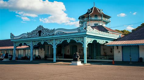 Keraton Kasunanan Surakarta: A Glimpse into Javanese Royalty and Tradition!