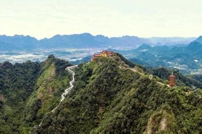   The Kuaiji Mountain Scenic Area: A Tapestry of Tranquil Peaks and Enigmatic Legends!