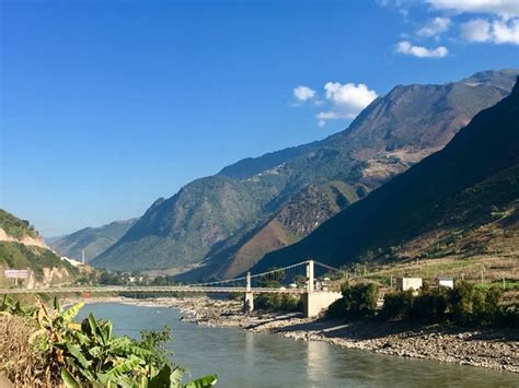 Lushui River Scenic Area: A Symphony of Nature and Ancient Lore!