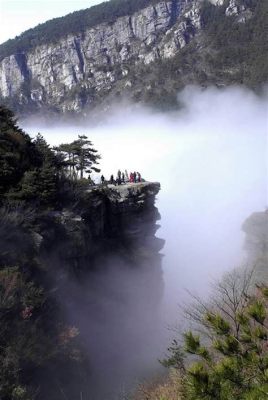 Mount Lushan: A Majestic Peak Punctuated by Misty Waterfalls and Tranquil Temples!