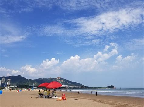 Shilaoren Bathing Beach! Explore Sun-Kissed Sands and Dramatic Rock Formations