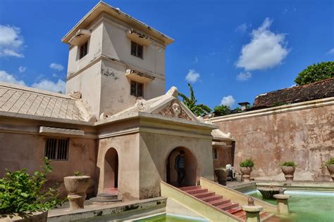 Taman Sari Water Castle, A Glimpse into Javanese Royalty and Architectural Splendor!