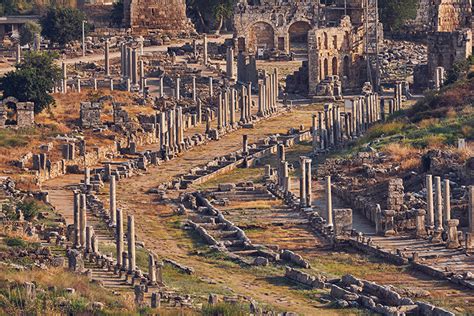 The Ancient City of Perge: An Unveiling of Roman Grandeur and Byzantine Splendor!