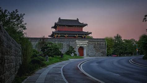 The Ancient City Walls of Xiangyang: A Journey Through Time and Architectural Wonder!