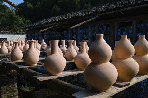 The Ancient Kiln: A Glimpse into Jingdezhen's Ceramic Soul!