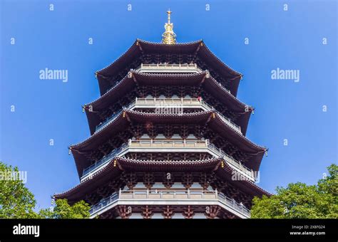 The Leifeng Pagoda! A Historic Beacon Illuminating Hangzhou's Beauty and Tranquility