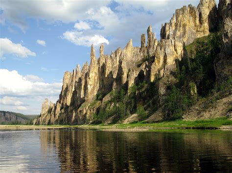 The Lena Pillars Nature Park: Majestic Stone Giants Rising from the Siberian Wilderness!