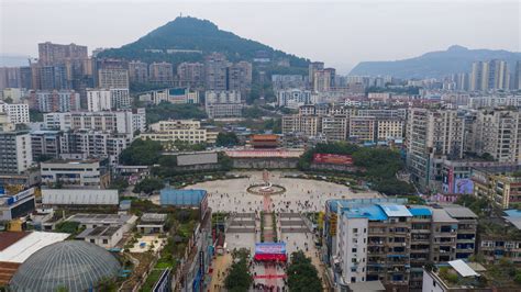 Tianbao Pagoda! A Historic Wonder and Scenic Marvel Perched High Above Bazhong City!