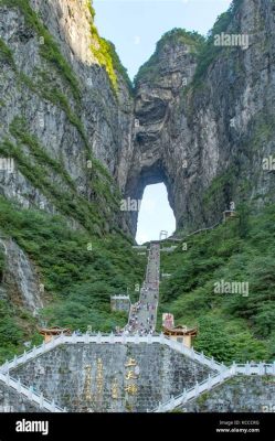 Tianmen Mountain Scenic Area, A Majestic Tapestry of Limestone Cliffs and Ancient Legends!