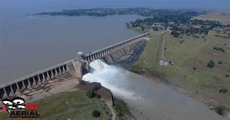 The Vaal Dam: A Gigantic Water Playground Offering Spectacular Views and Thrilling Watersports!