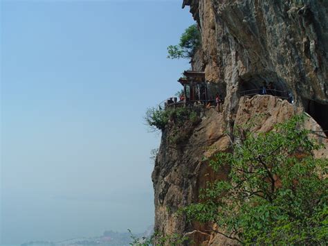 Xishan Scenic Area:  A Tapestry of Natural Beauty and Historical Echoes!